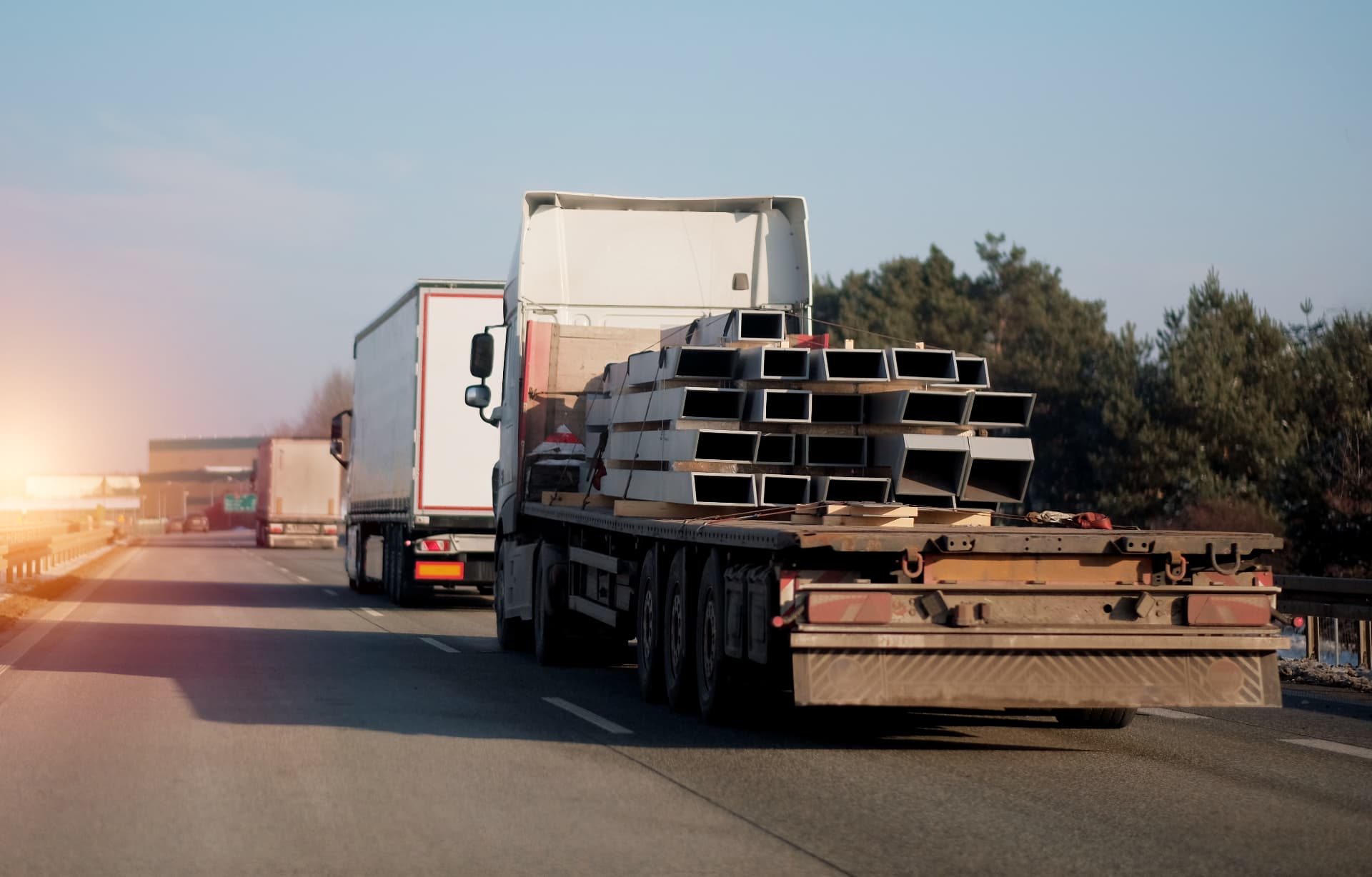 Plataforma de 45 pies transportando estructuras de acero